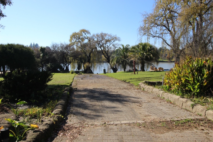 3 Bedroom Property for Sale in Lake Deneysville Free State